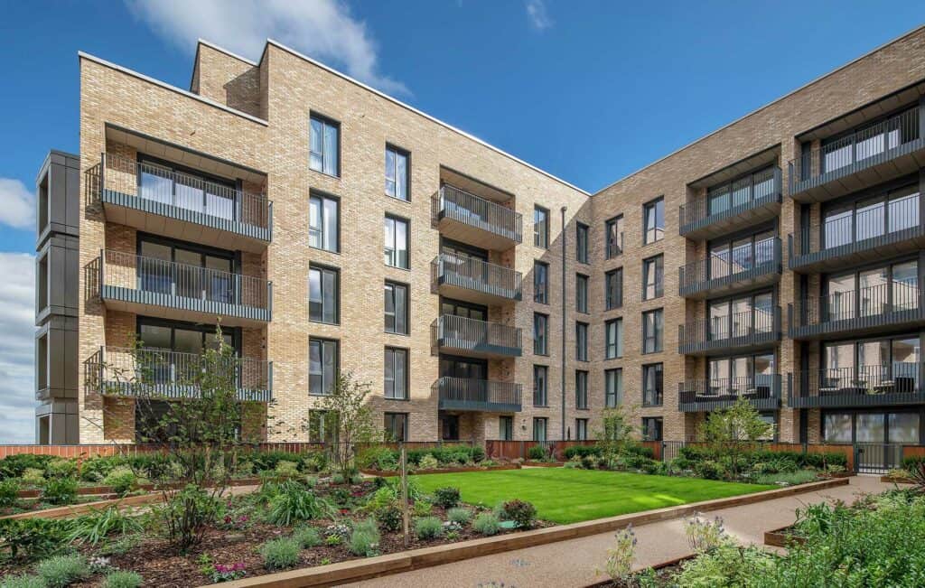 10 Best Places To Live Outside London (Commuter Towns London